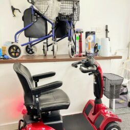 RASCAL VANTAGE 4 MPH MOBILITY SCOOTER IN STUNNING CHERRY RED CARRY'S 23.5 STONES