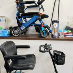 ROMA DALLAS 4 MPH MOBILITY SCOOTER IN STUNNING VIVID TEAL BRAND NEW BATTERIES